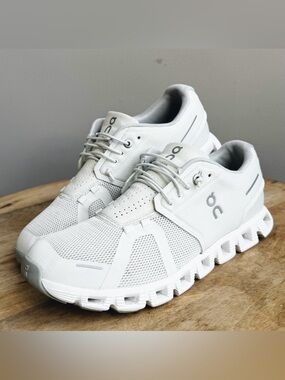 On Cloud 5 Women’s Running Shoes Size 9 Ice White Speed Laces Slip On Comfort